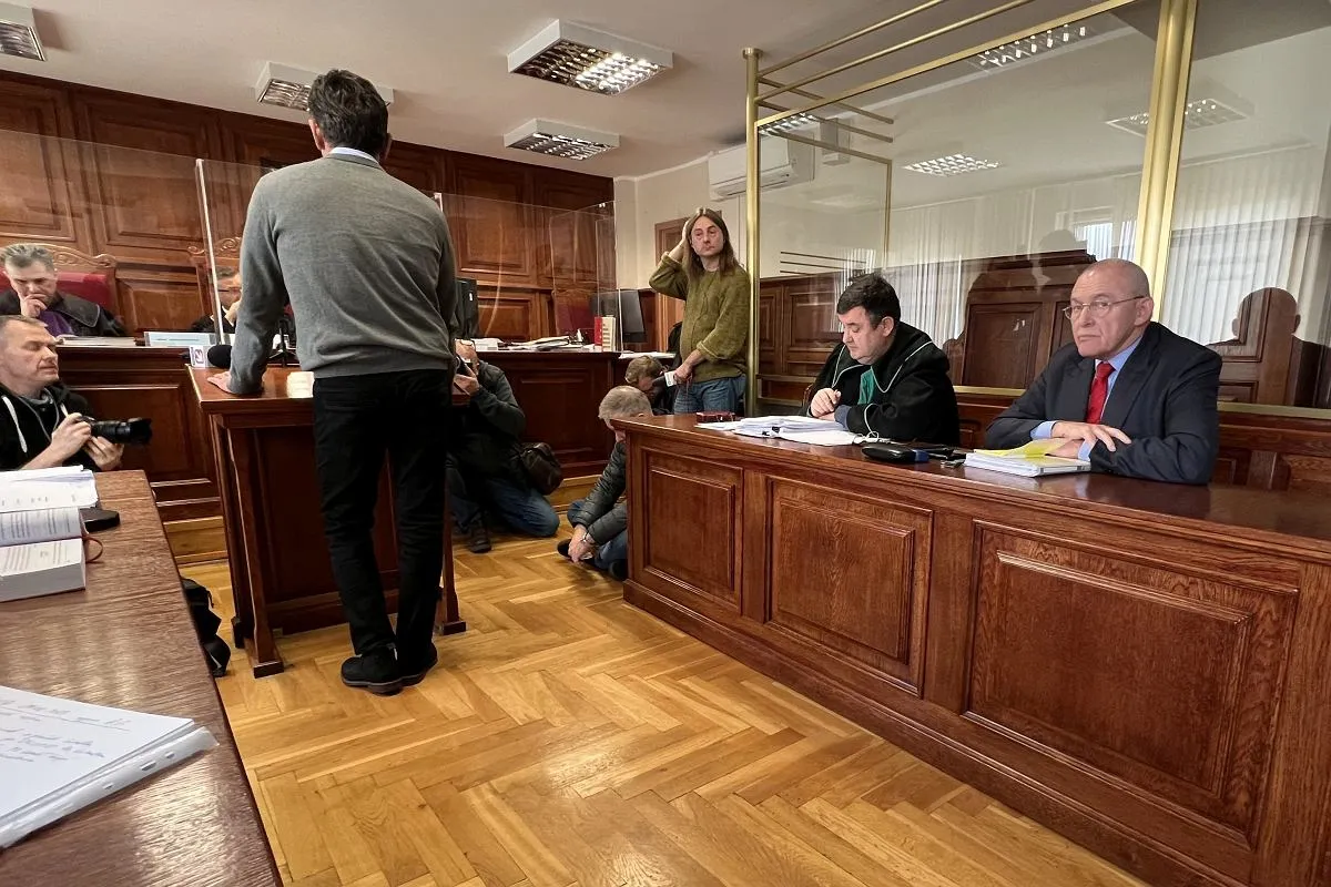 ludzie wstający w sądzie