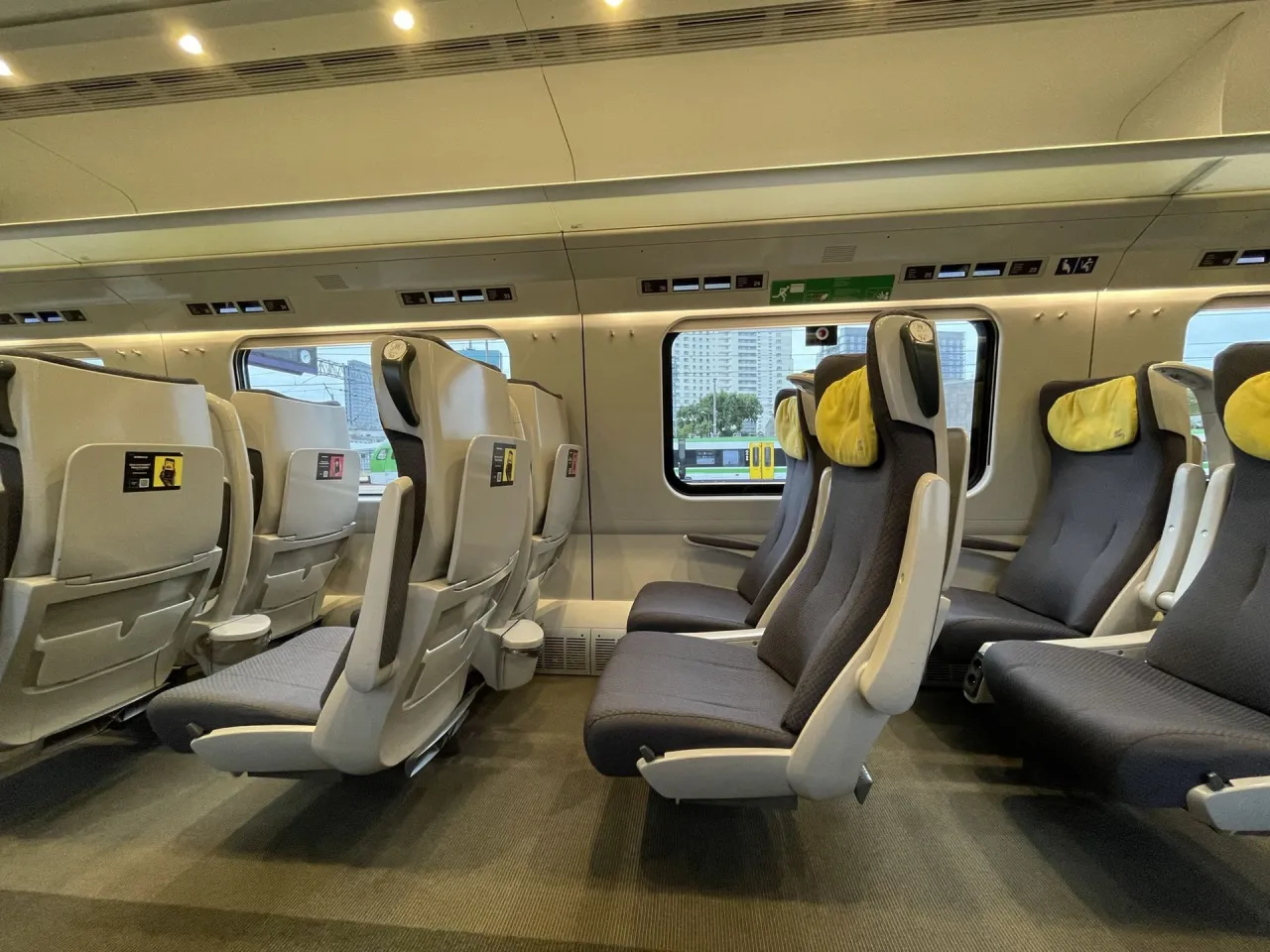 Wnętrze pociągu Pendolino udogodnienia