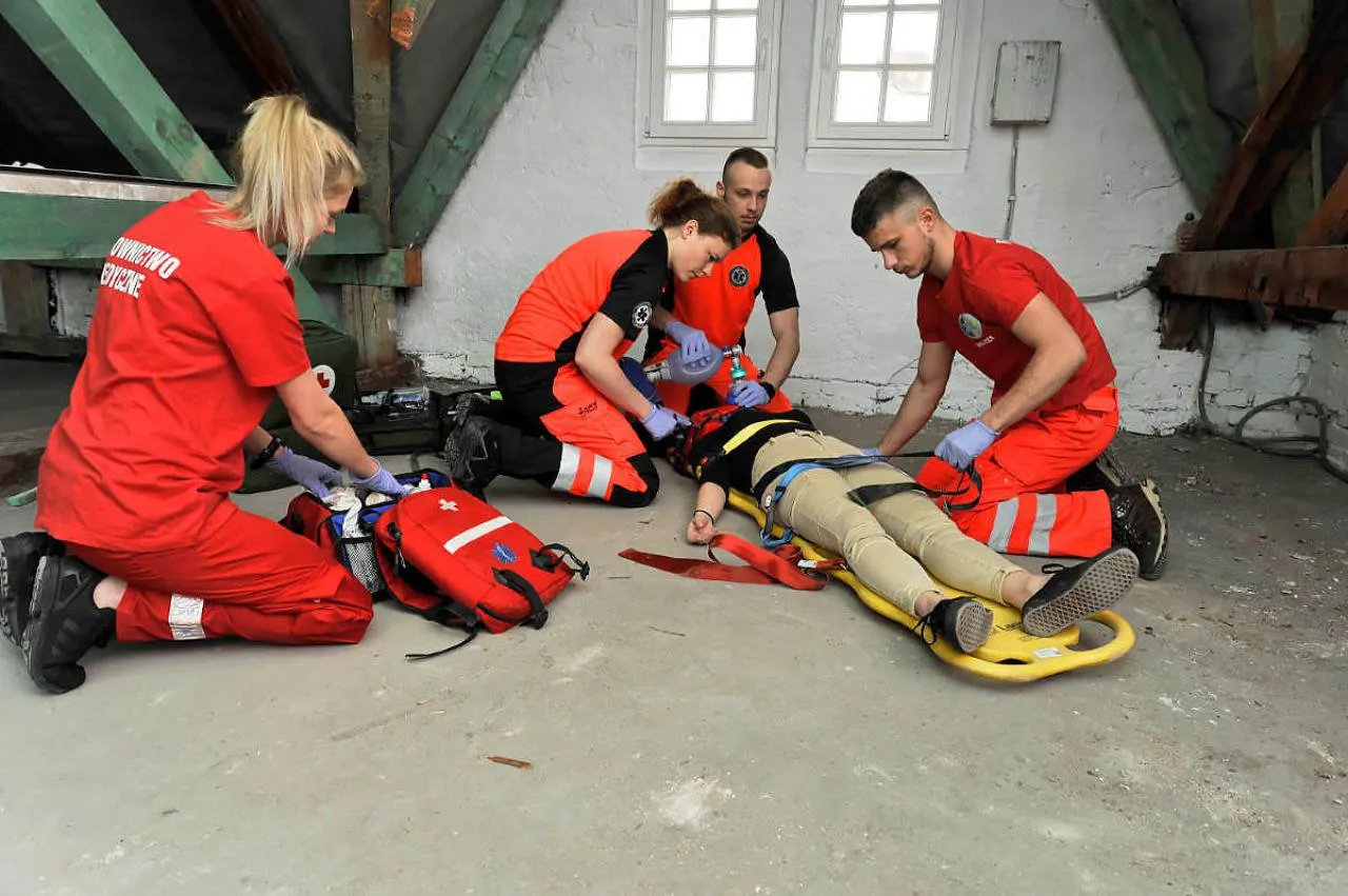 Młodzi studenci ratownictwa medycznego na zajęciach