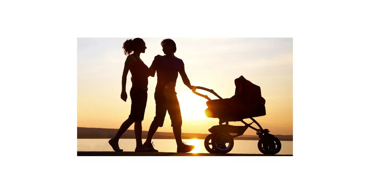 Rodzice z noworodkiem wychodzą z domu