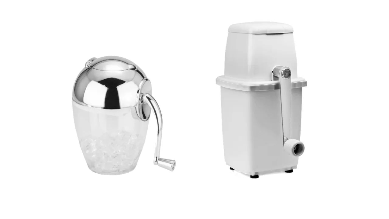 Dwie kruszarki do lodu: jedna chromowana z przezroczystym pojemnikiem, druga biała, plastikowa.