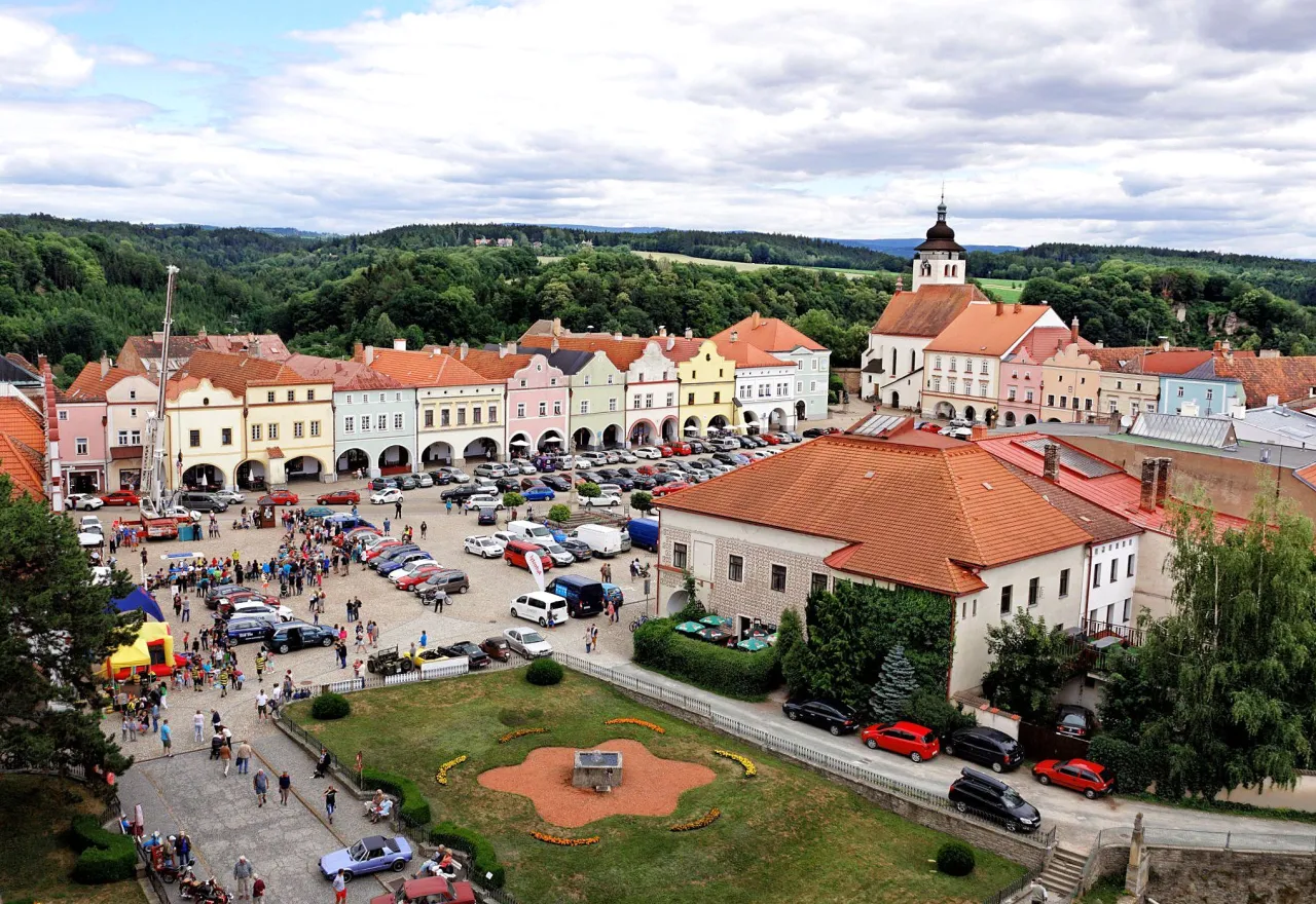 Rynek Nowe Miasto nad Metują kamienice