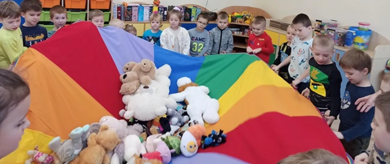 Dzieci obchodzące Dzień Pluszowego Misia, zabawy z misiami w przedszkolu