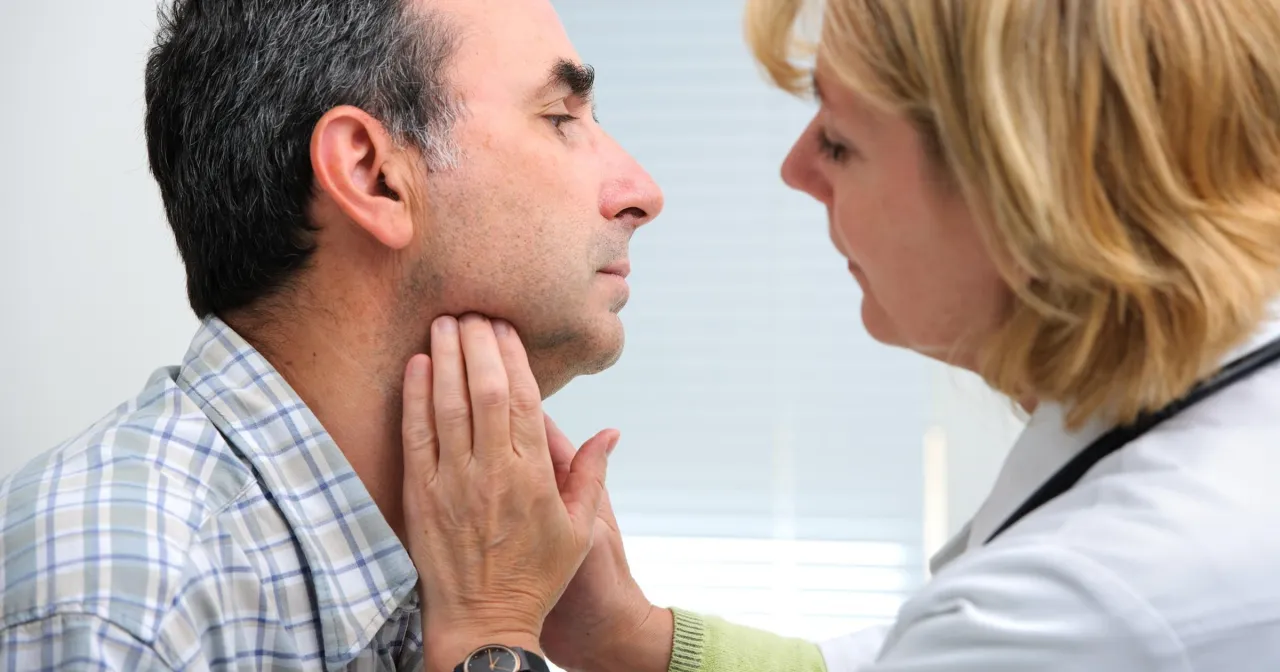 Lekarz bada szyję pacjenta