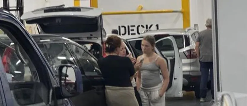 Pasażerowie wchodzący na prom z bagażem