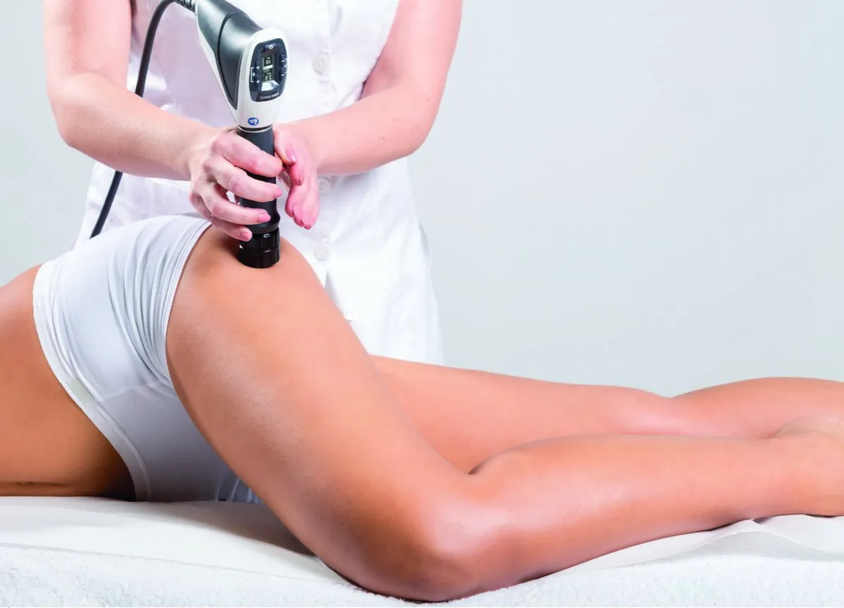 Profesjonalny zabieg na cellulit z użyciem nowoczesnego urządzenia. Skóra staje się gładsza i bardziej jędrna.