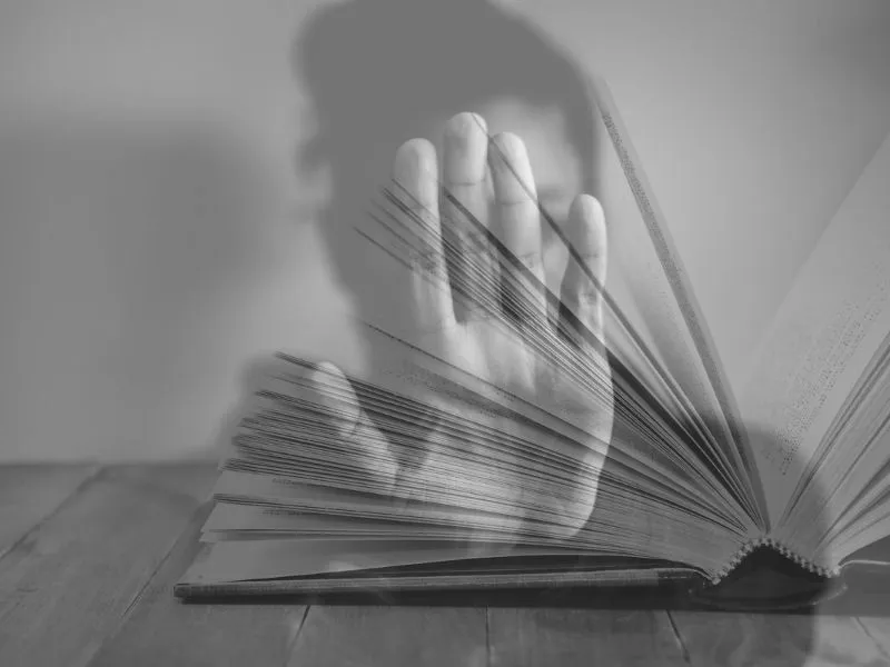 osoba zaniepokojona książką lub tekstem