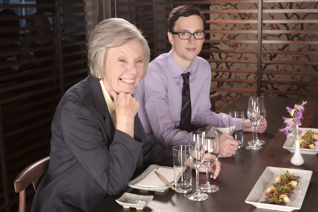 Młody mężczyzna i starsza kobieta trzymający się za ręce