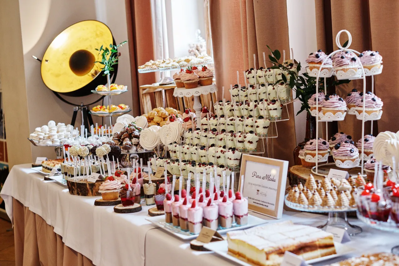 stół weselny z cateringiem