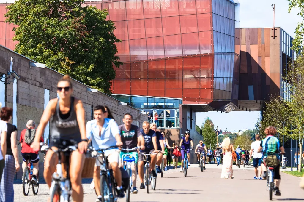 Rowerzyści na bulwarach wiślanych w Warszawie