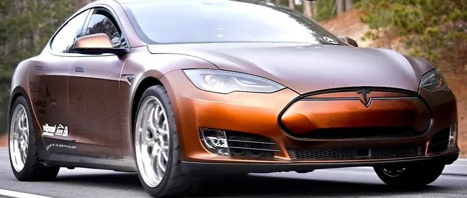 Tesla wyścig z samochodem spalinowym