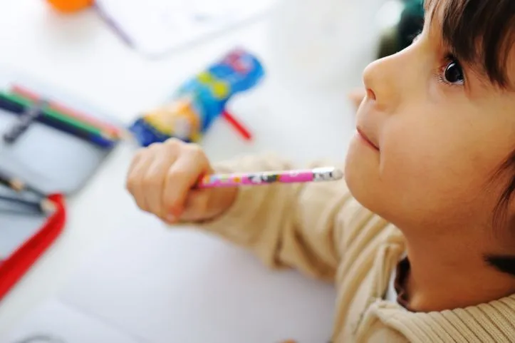 Dziecko przygotowujące się do egzaminu w domu, egzaminy klasyfikacyjne edukacja domowa