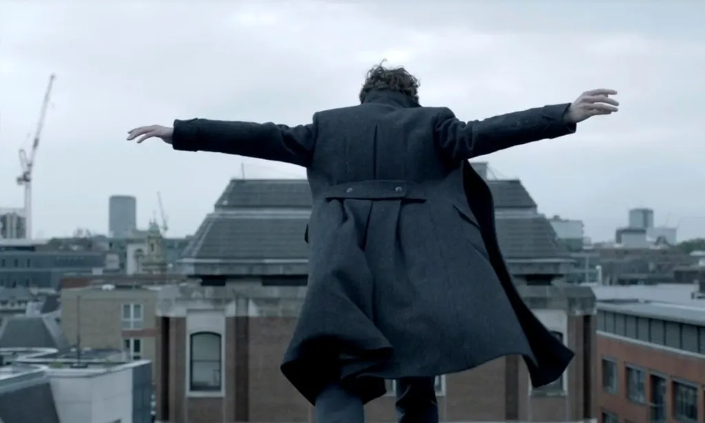 osoba patrząca w dół z dużej wysokości