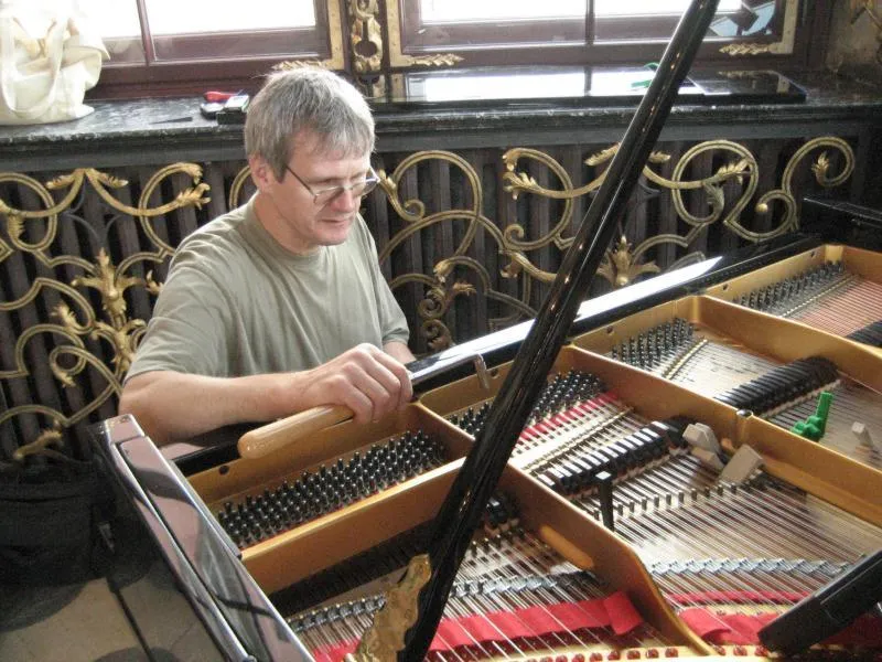Stroiciel fortepianu przy pracy