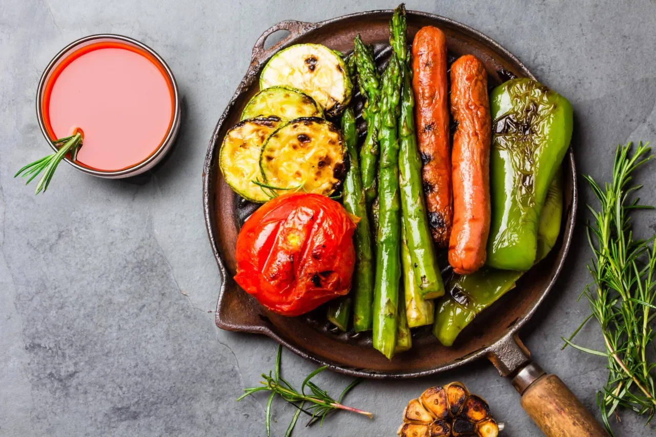 kolorowe grillowane warzywa szparagi kukurydza cukinia papryka