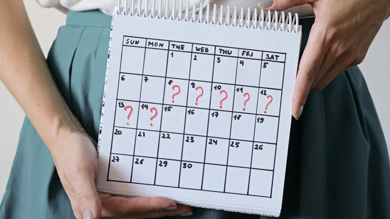 kobieta zastanawiająca się nad krótkim okresem, kalendarz menstruacyjny