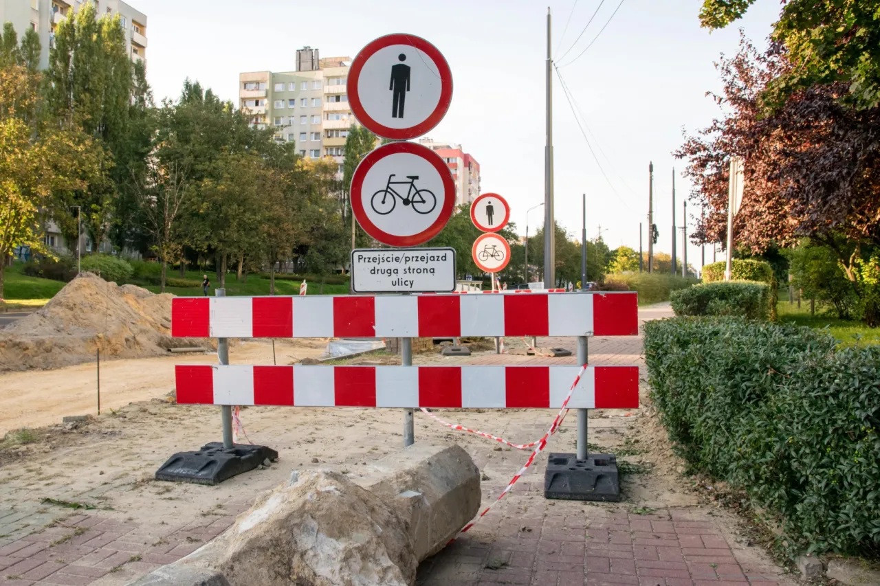 znak zakazu jazdy rowerem po chodniku