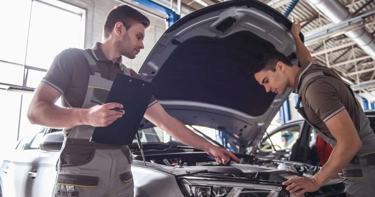 mechanik sprawdza normy czasowe naprawy