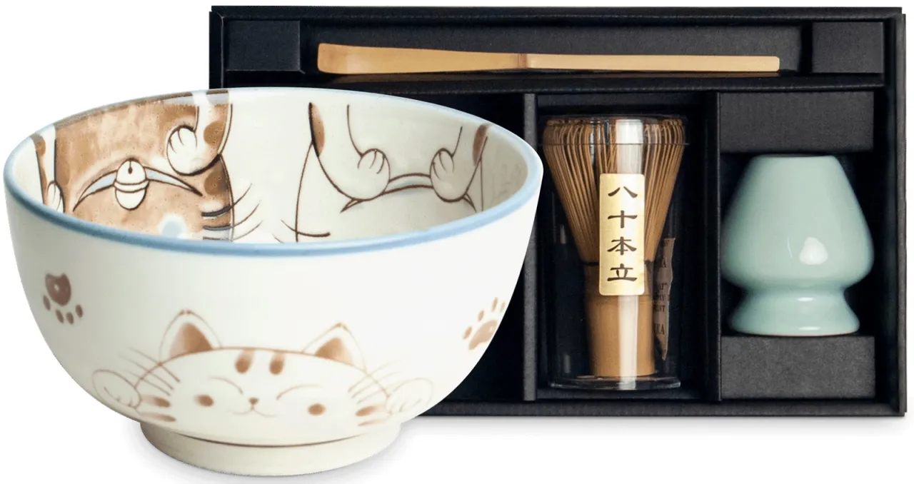 Zestaw do herbaty matcha z uroczymi kotkami. Idealny pomysł, co warto przywieźć z Japonii dla miłośnik&oacute;w ceremonii.