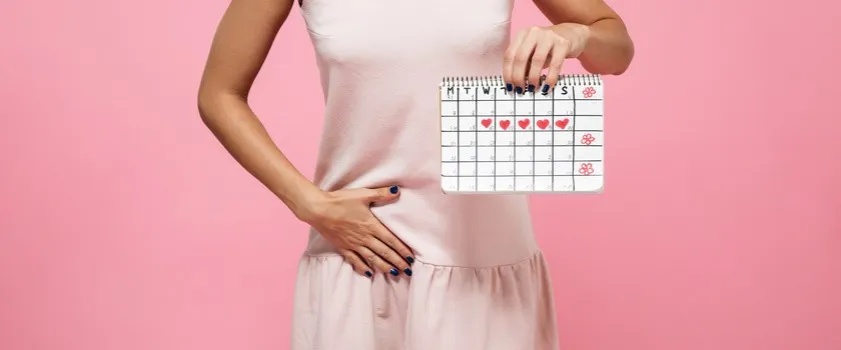 kobieta trzymająca się za brzuch podczas okresu