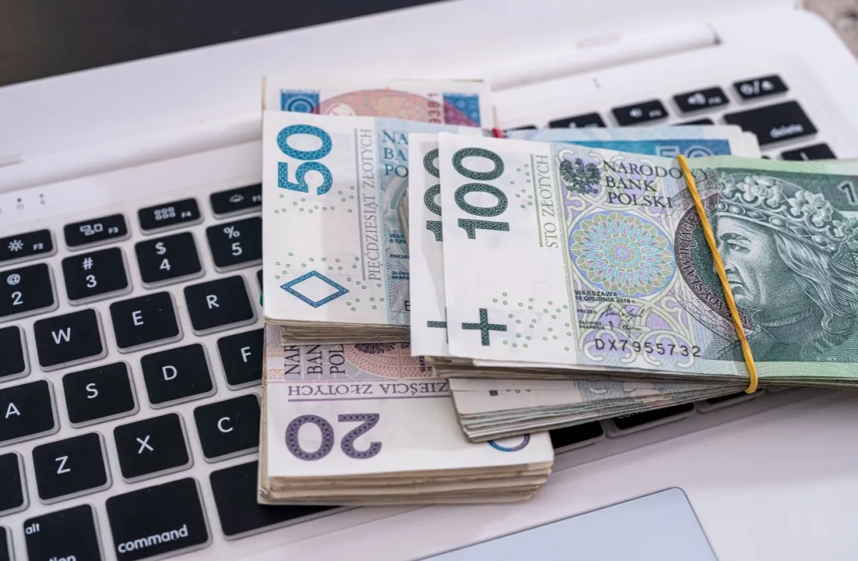 tabela porównująca 1000 zł przez rok i 500 zł przez 2 lata