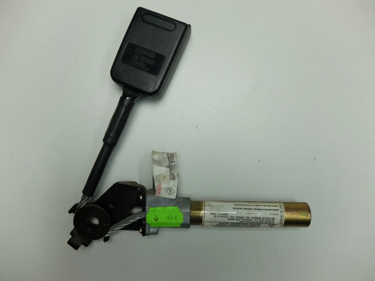 Rodzaje napinaczy pas&oacute;w bezpieczeństwa pirotechniczny mechaniczny