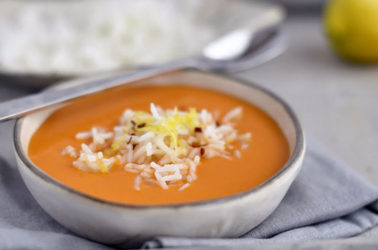 Wegańskie zabielanie zupy pomidorowej, mleczko kokosowe mascarpone