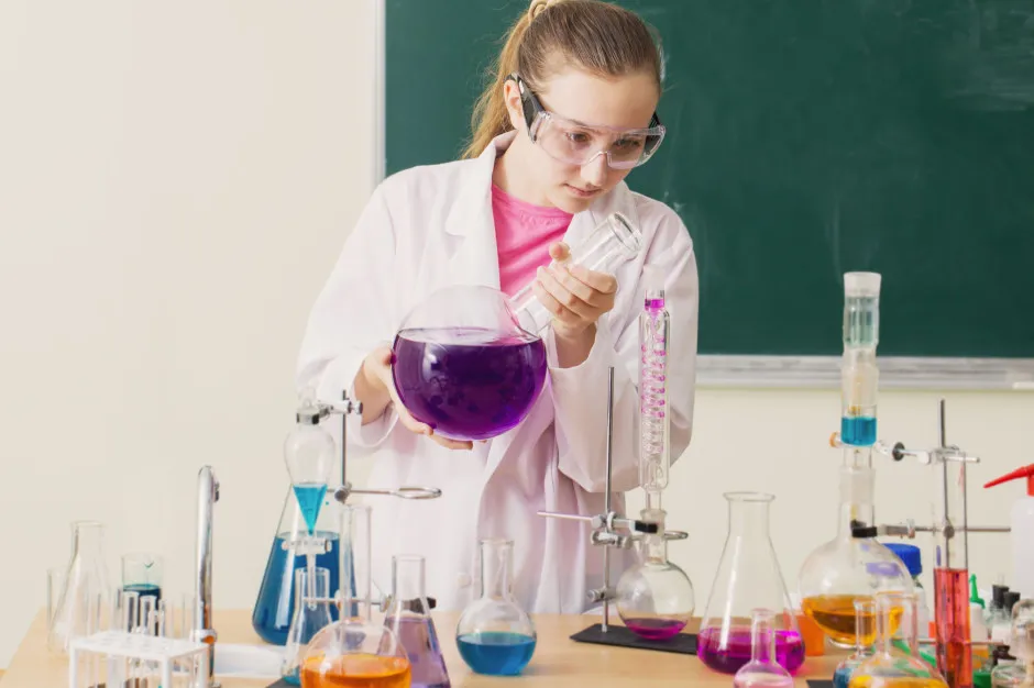 Uczeń zmagający się z nauką biologii chemii fizyki