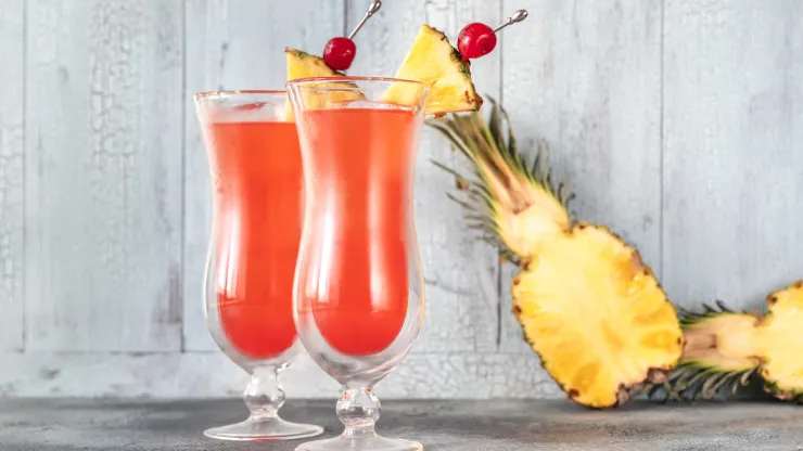 czerwony drink z rumem i ananasem w szklance hurricane