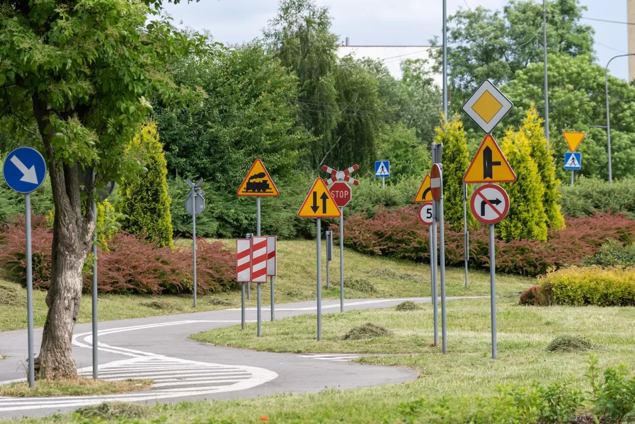 Znaki drogowe i skrzyżowanie, polskie przepisy drogowe