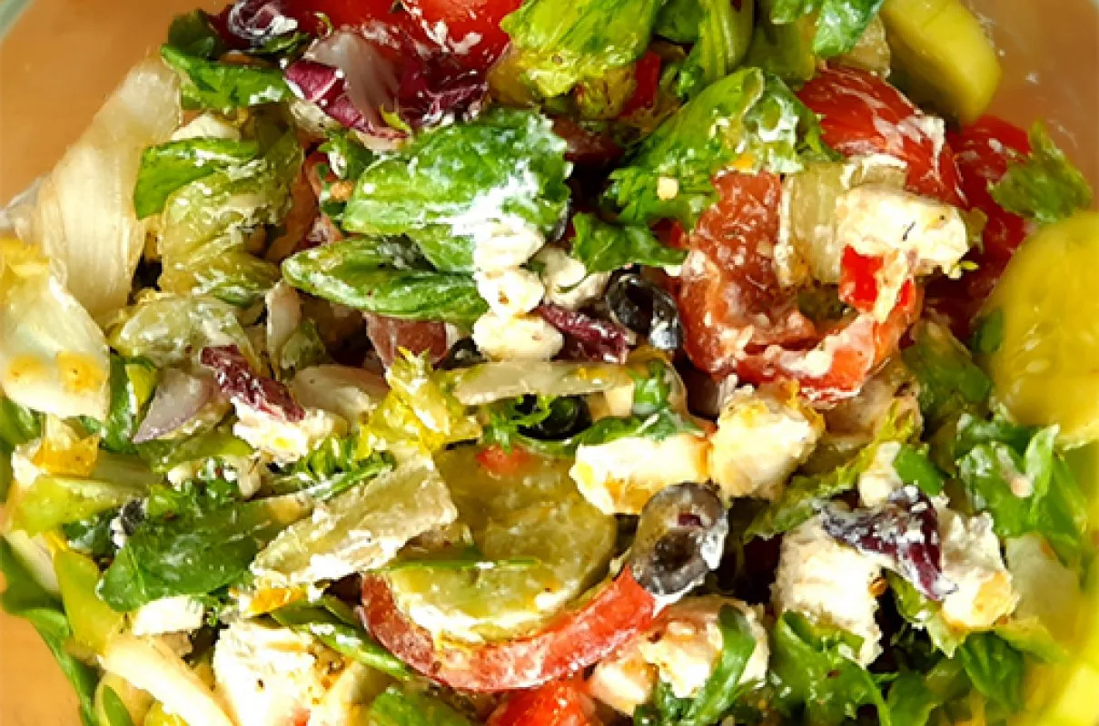 Kolorowa sałatka grecka z fetą, oliwkami, pomidorami i ogórkiem. Idealna na lato, prosta do zrobienia.