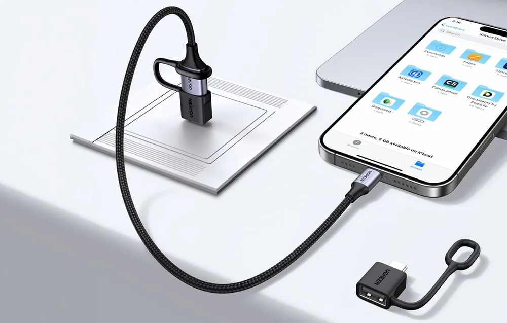 iPhone podłączony do komputera kablem USB