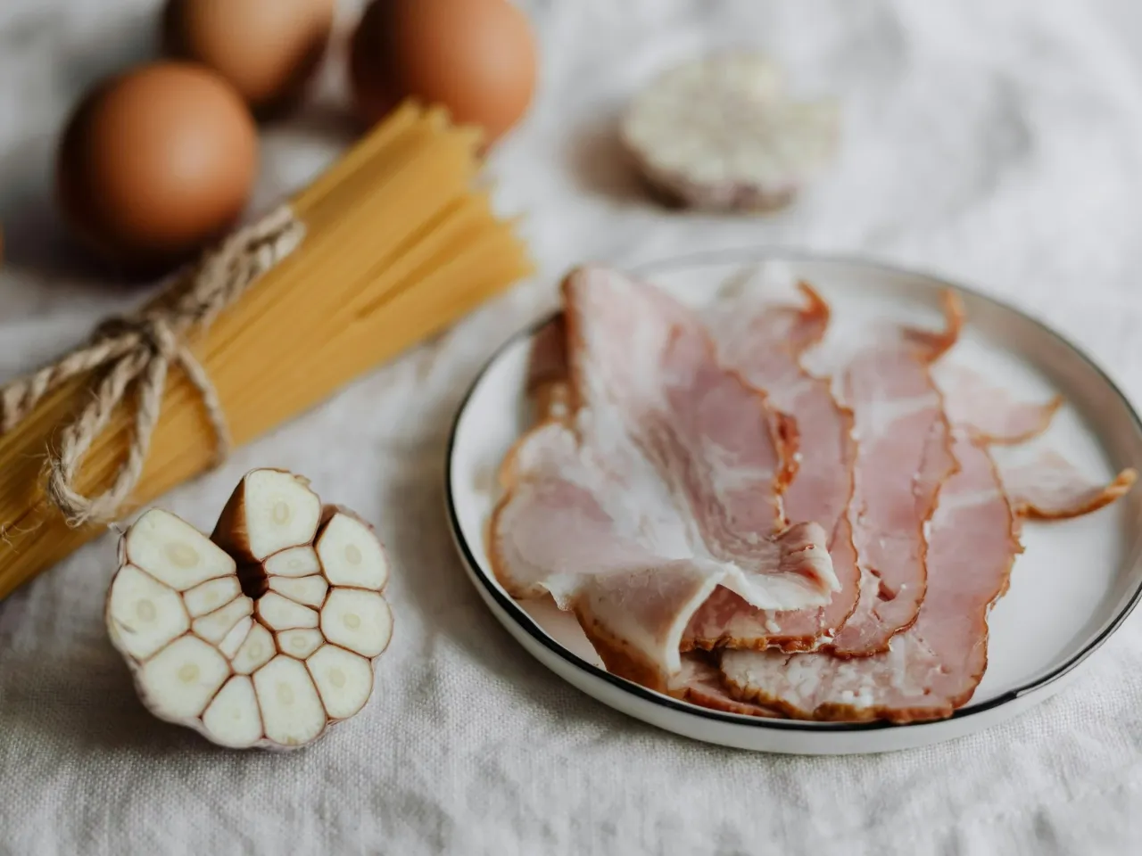 Co dzisiaj ugotować na obiad? Spaghetti, jajka, czosnek i boczek – idealne składniki na pyszne danie.