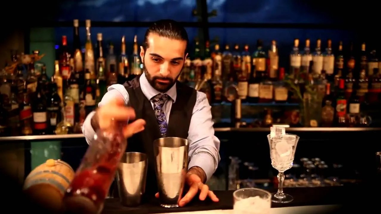 barman wykonujący ewolucje flair