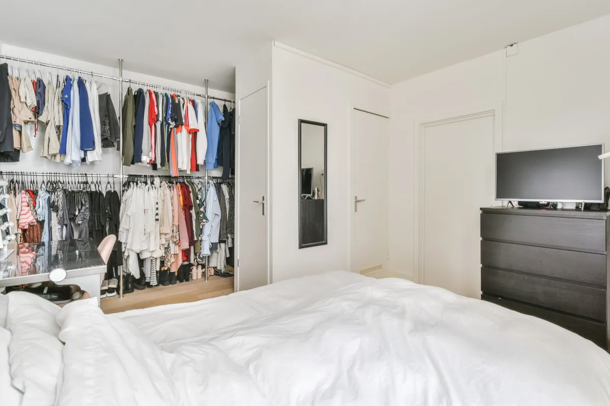 mała garderoba w sypialni inspiracje