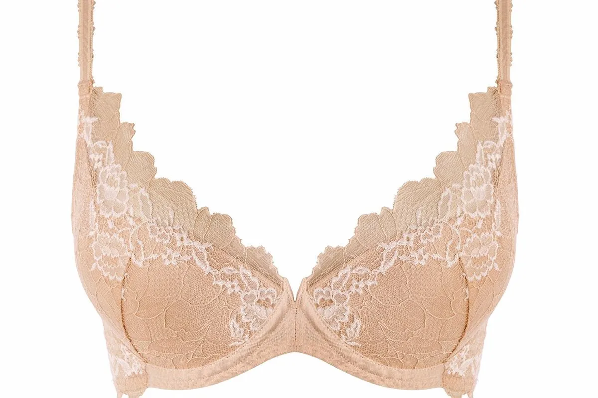 idealnie dopasowany biustonosz na modelce