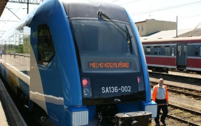 Pociąg na stacji kolejowej w Koszalinie lub autobus do Mielna