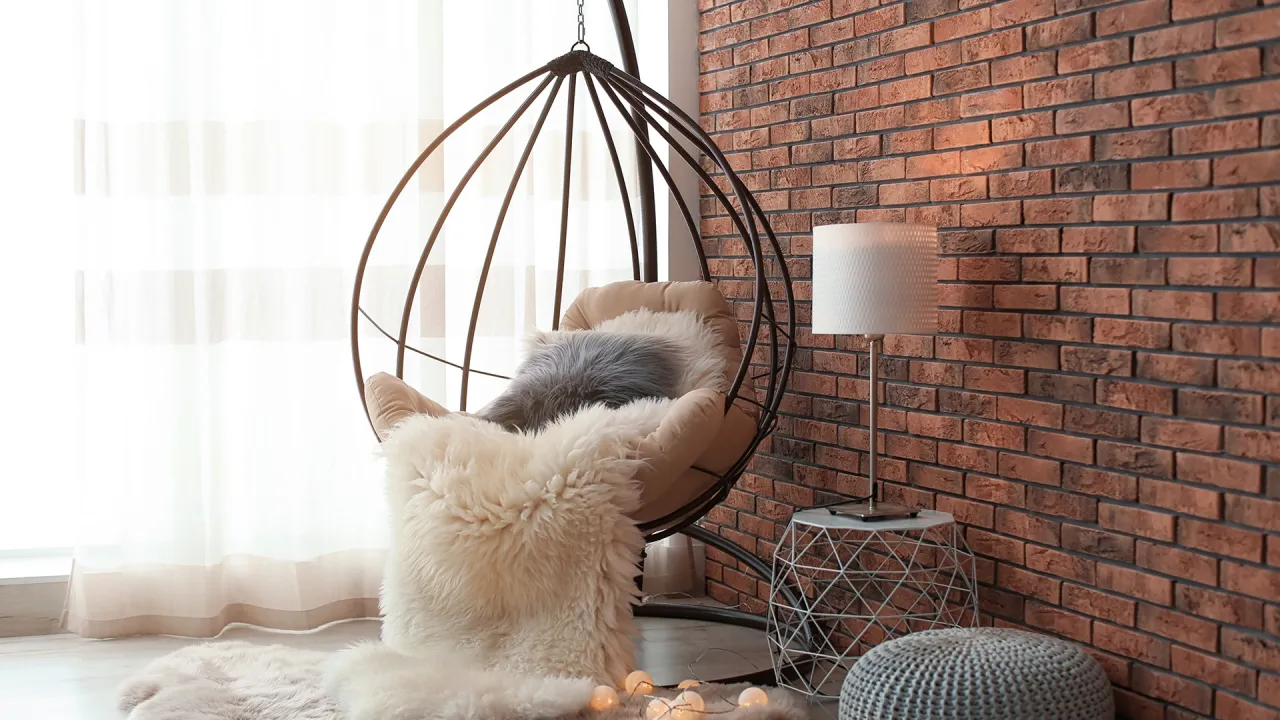 Fotel wiszący kokon w salonie