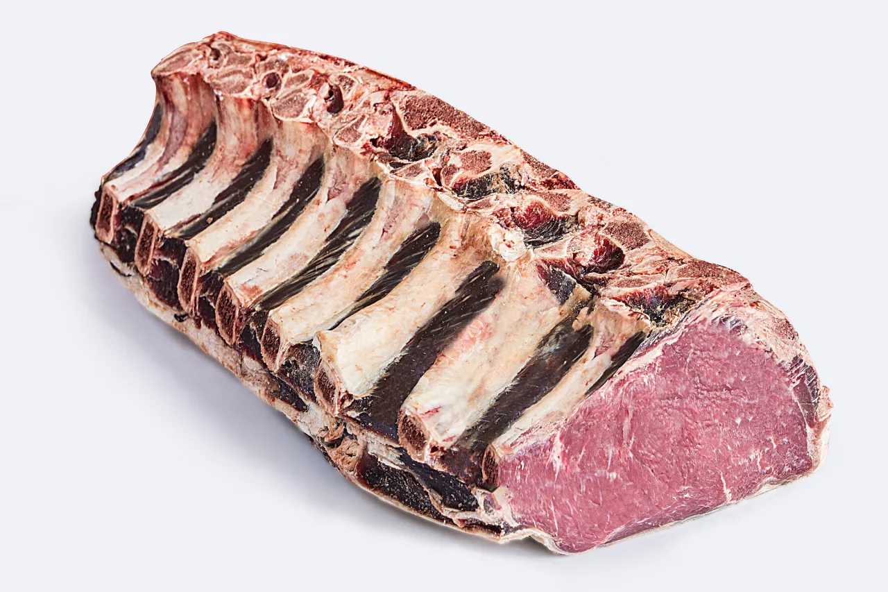 Smażenie steka na patelni żeliwnej z masłem i ziołami