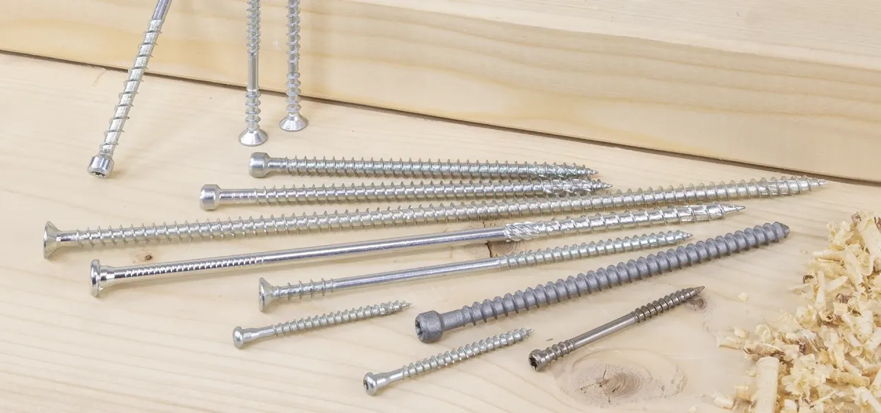 r&oacute;żne typy wkręt&oacute;w do drewna i gwoździ