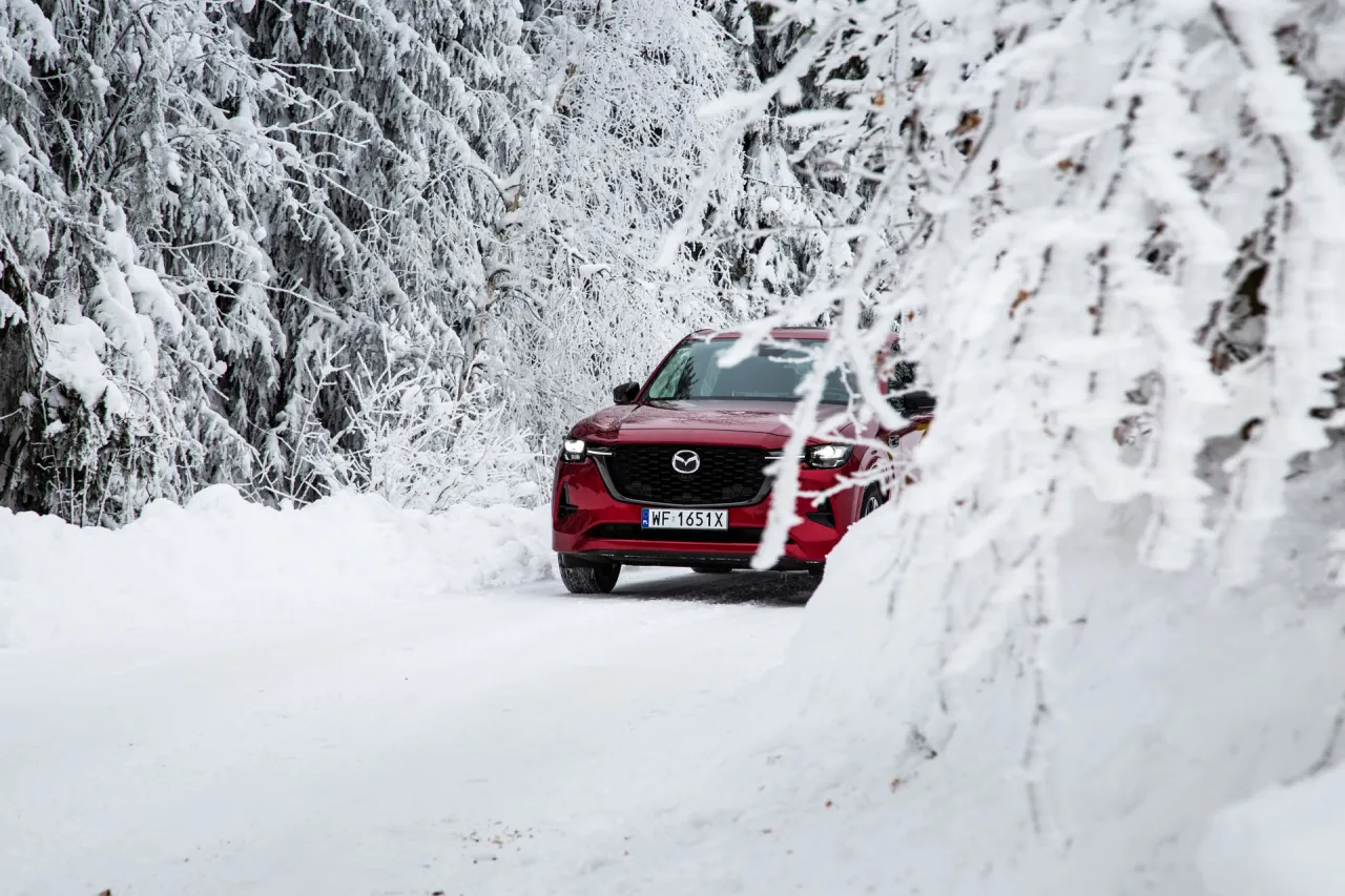 samochód zimą w górach