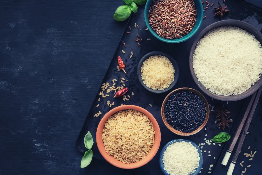 różne rodzaje ryżu w miseczkach