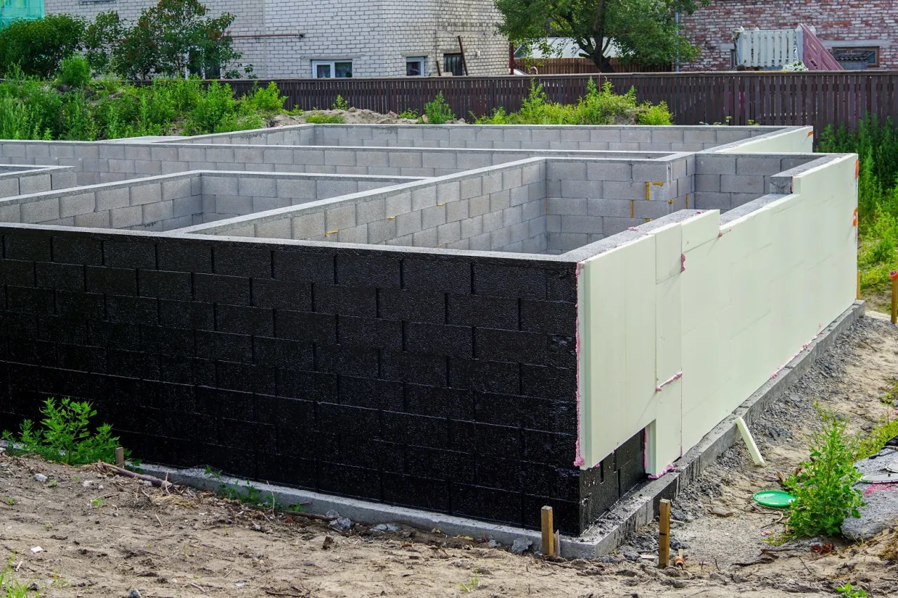 Fundamenty z bloczk&oacute;w betonowych, częściowo ocieplone styropianem. Budowa domu w toku.