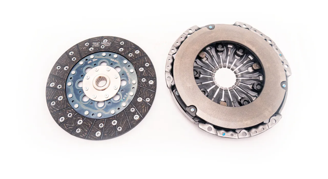 Zużyte sprzęgło i koło dwumasowe obok nowych części