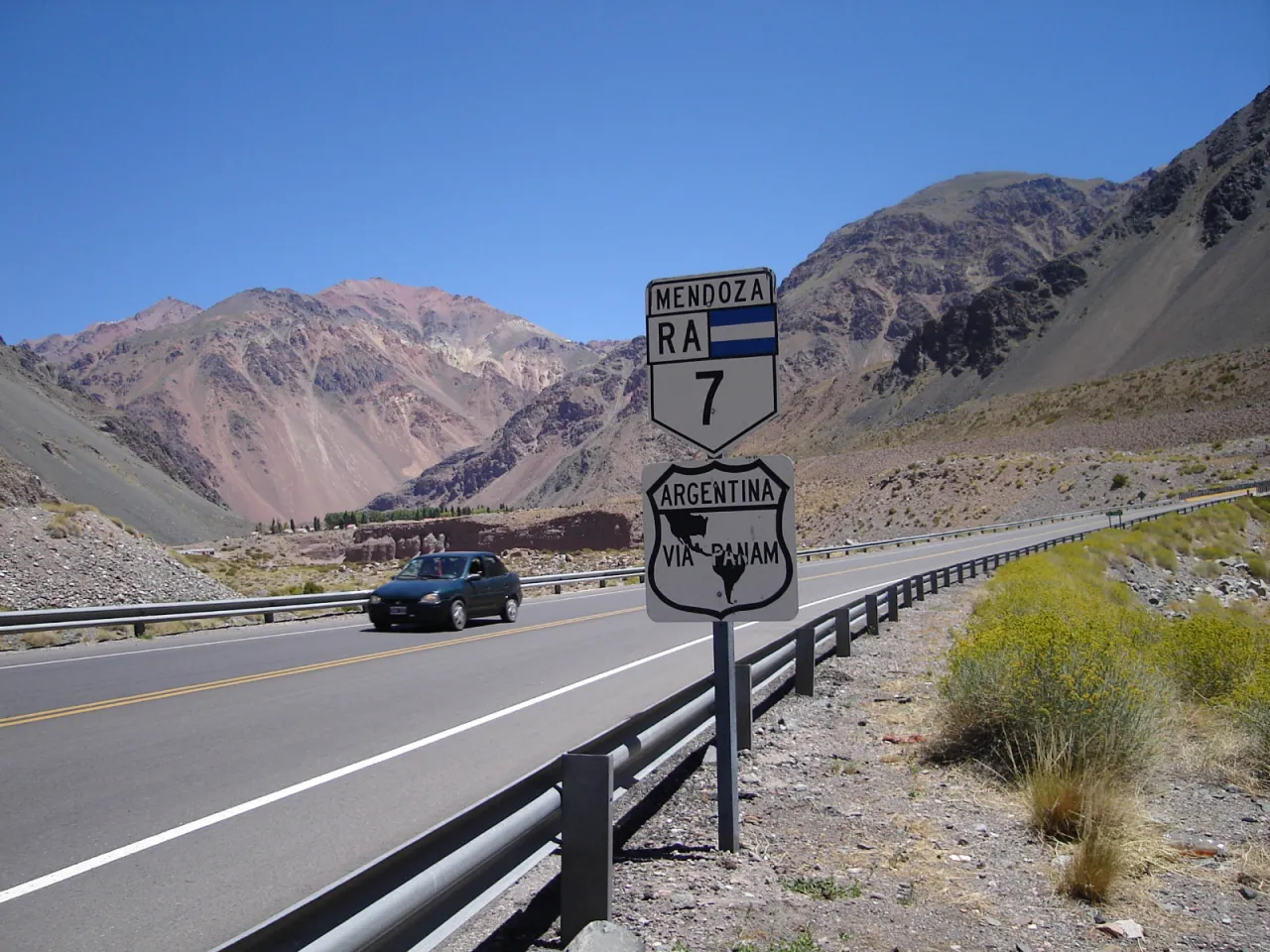 Droga 7 w Argentynie, część najdłuższej autostrady na świecie, prowadzi przez malownicze g&oacute;ry.