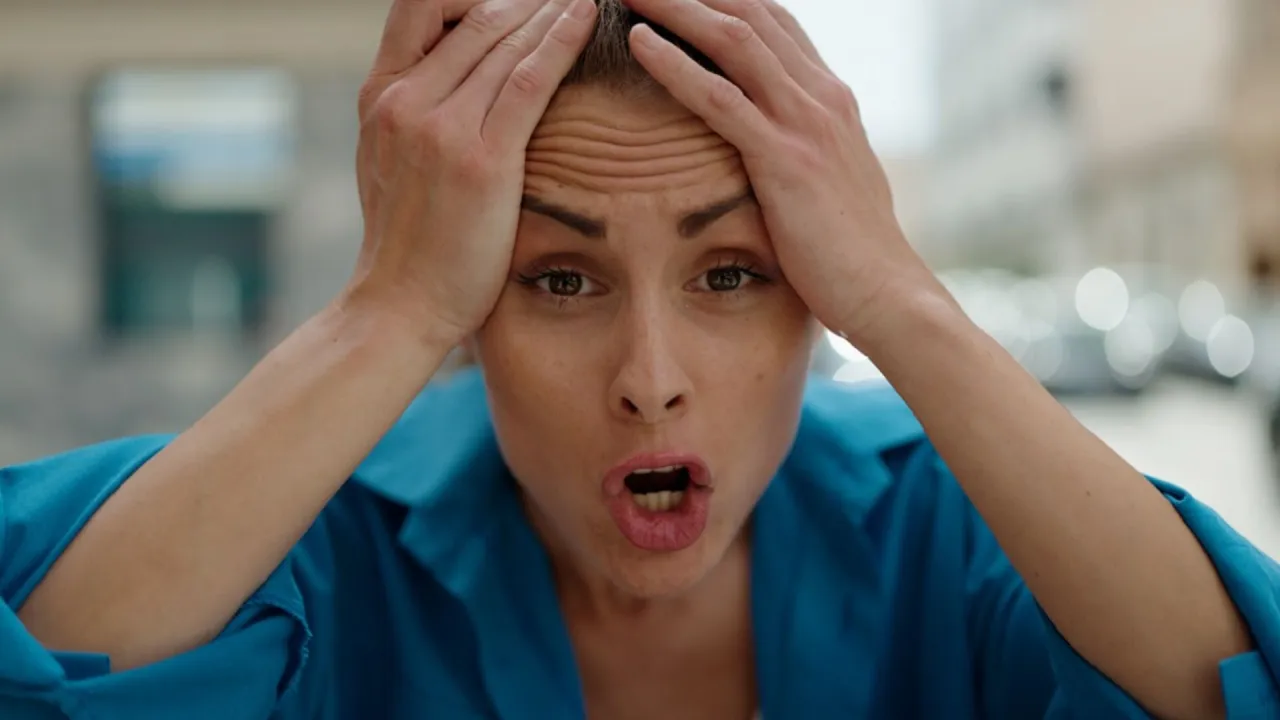 kobieta zestresowana zmęczona, objawy stresu u kobiet