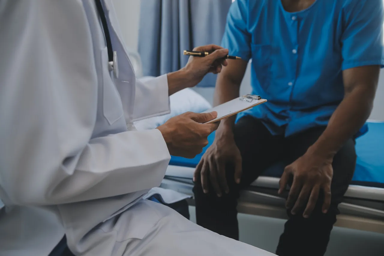 Mężczyzna w r&oacute;żnym wieku, symbolizujący profilaktykę zdrowotną