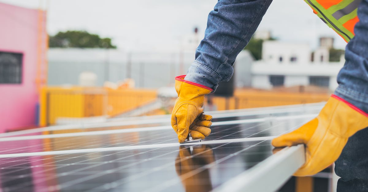 Zabezpieczenia paneli fotowoltaicznych - jak zadbać o bezpieczeństwo instalacji PV?