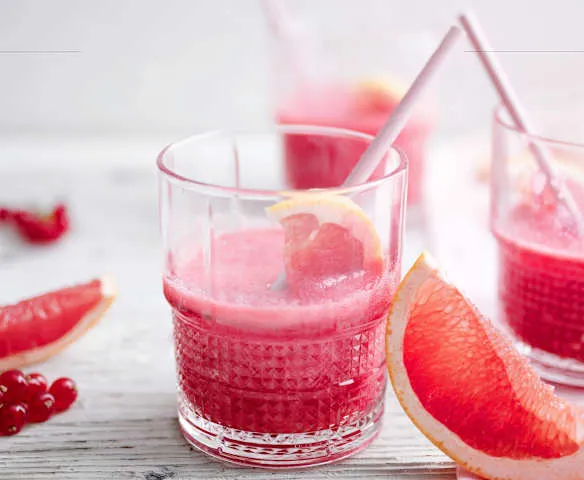 dekoracja koktajlu z czerwonej porzeczki