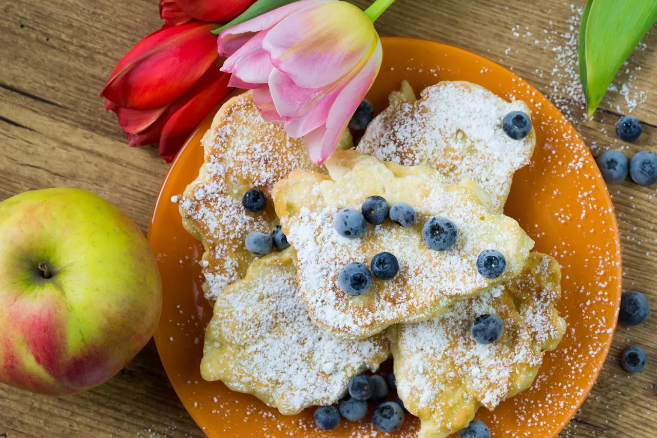 Pyszne placuszki bezglutenowe posypane cukrem pudrem i borówkami. Idealne na śniadanie, jak w przepisach bezglutenowa mama.